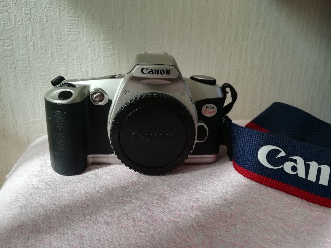 キャノンイオスキス　Wズームレンズ付き。 キヤノン EOS Kiss デジタル X ダブルズームレンズキット（ブラック