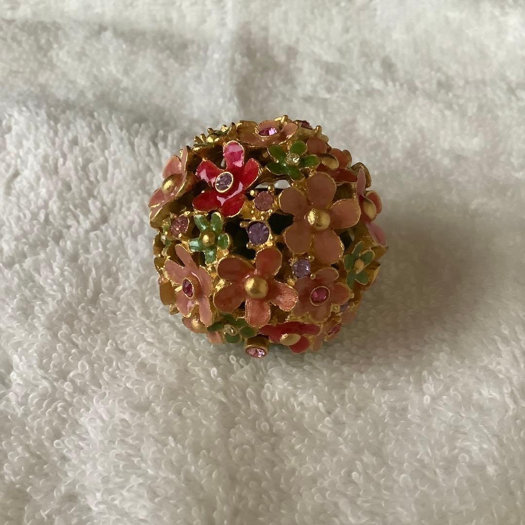 エスティローダー　練り香水　2011年　幸せの花束 エスティ ローダーの練香水のモチーフは「幸運のお守り」！ 自分へのご