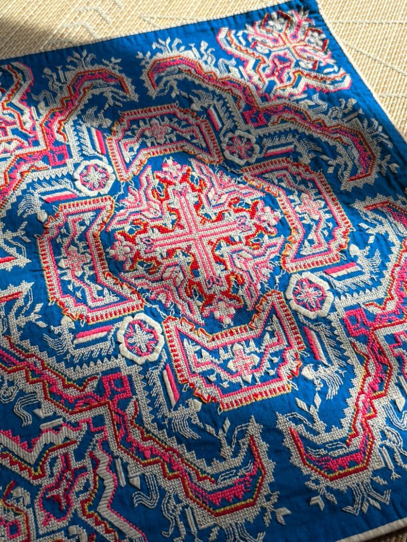 苗族手刺繍ベビーキャリア布・花文様・1980年代ヴィンテージ 苗族手刺繍ベビーキャリア布・花文様・1980年代ヴィンテージ 苗族手