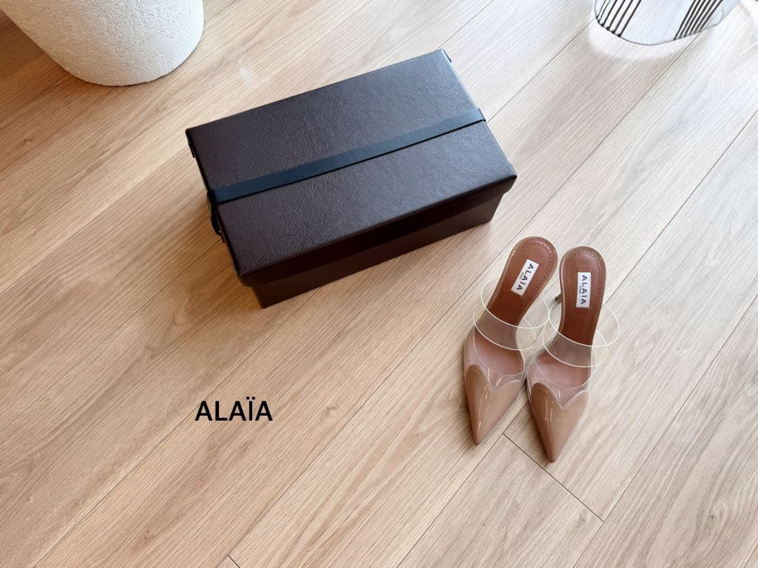 Alaïaアライア LE CŒUR パテントカーフスキン製 ミュール ベージュ
