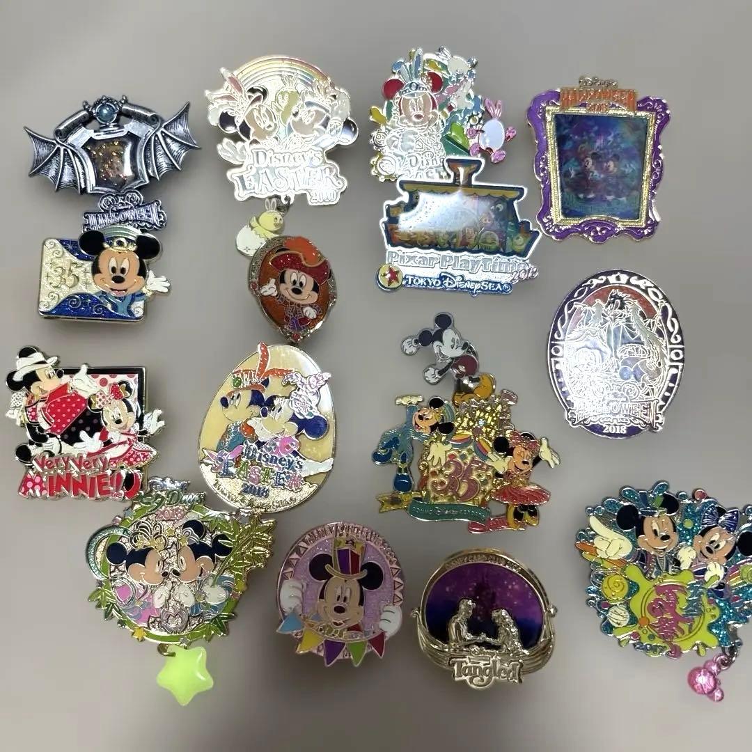 レア】ディズニー 限定ピンバッジセット 年号入り - メルカリ