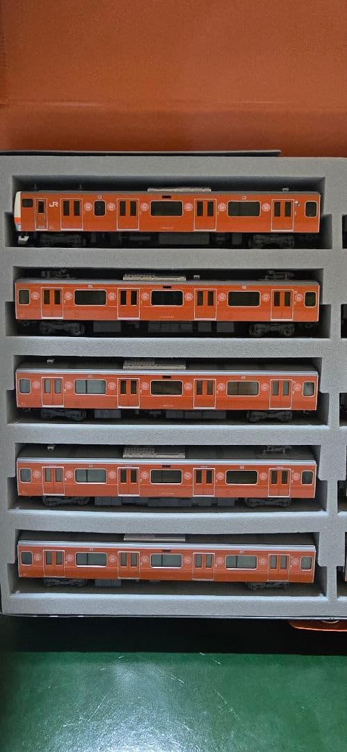 ろ*あ様 <新古品>【KATO 10-1577】E233 中央線 130周年ラッ Amazon | KATO Nゲージ E233系中央線開業130周年ラッピング編成10両