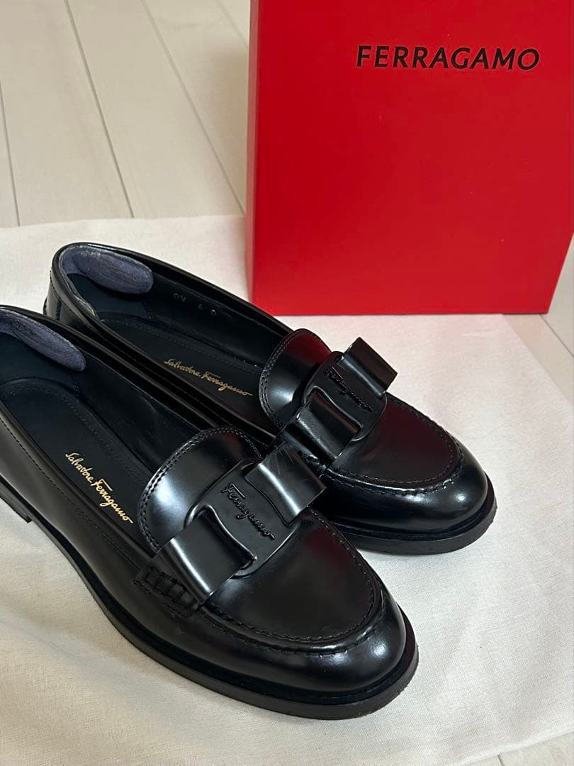 FERRAGAMO VIVALDO ブラックローファー Salvatore Ferragamo Vivaldo Loafers | ShopSimon