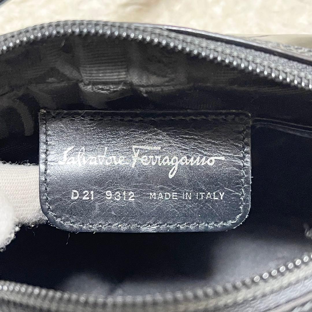 フェラガモ ショルダーバッグ エナメル レザー 黒 シルバー金具