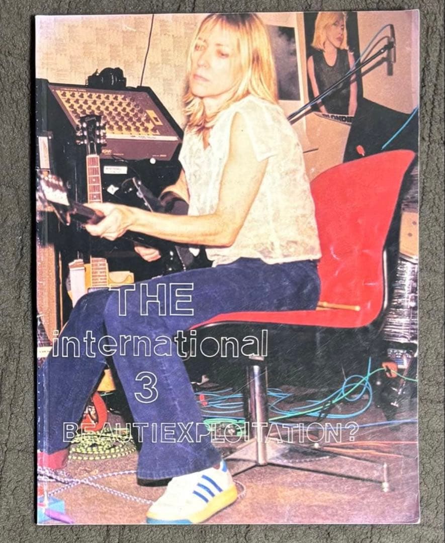 アート・デザイン・音楽 THE International magazine #3 Kim Gordon キム・ゴードン（Kim Gordon）の尖り続ける創作精神が生み出した