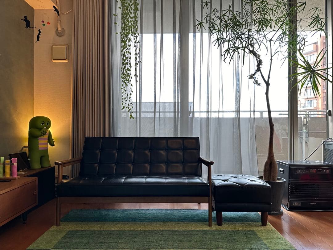 【がわしん】カリモク60 Kチェア2シーター/スタンダードブラック カリモク60 Kチェア 2シーター・スタンダードブラック | D&DEPARTMENT