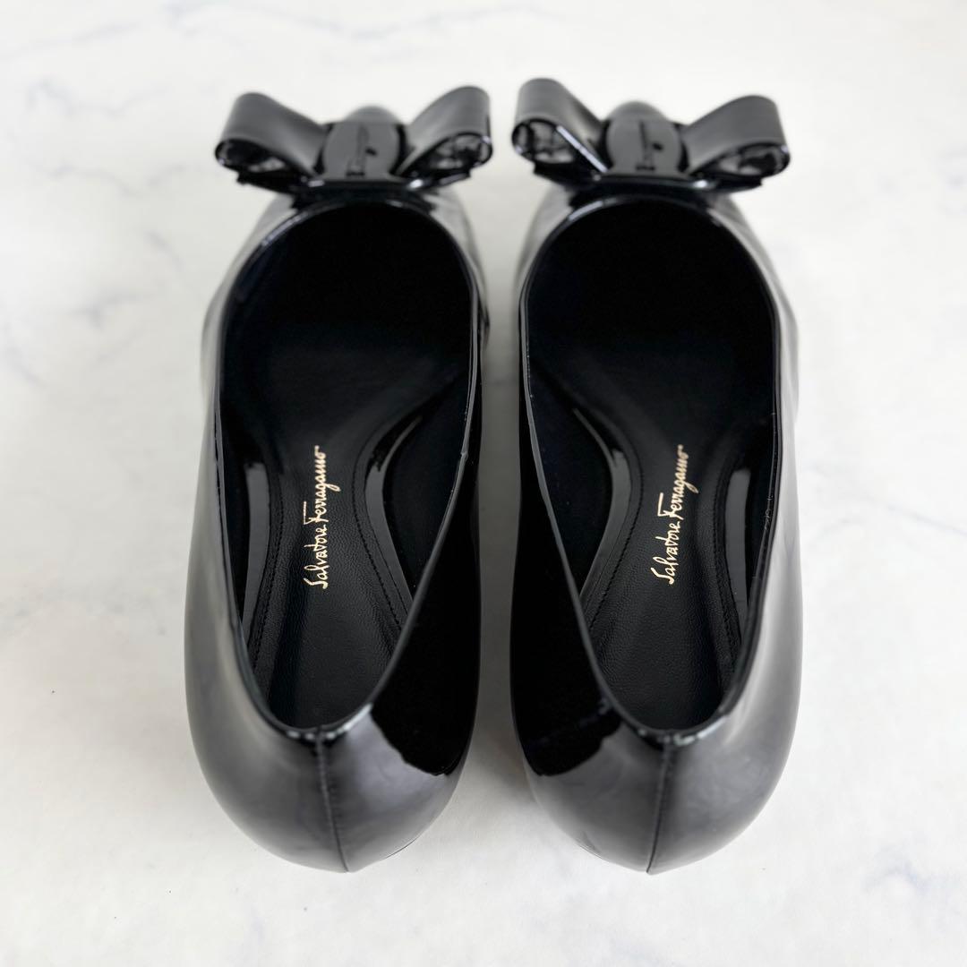 美品 フェラガモ 5.5D VIVA フラットパンプス ヴァラ エナメル 黒