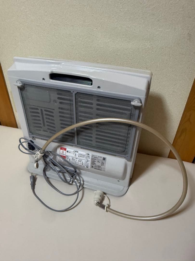 ホワイトのガスファンヒーター、RC-Y4002PE-W、8kg、電源コード付属。