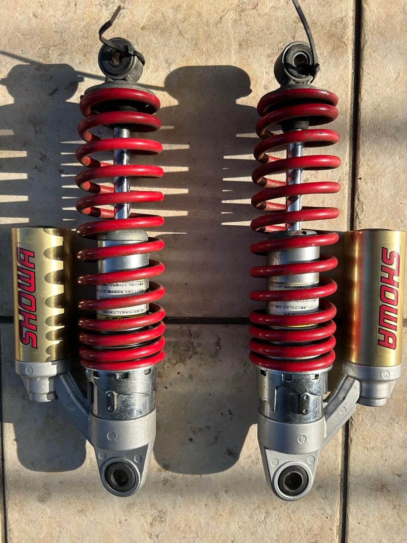 SHOWAサスペンションショック 赤/タンク　ゴールド イナズマ1200 イナズマ1200(GSX1200FS)に適合する｜リアサスペンションの商品一覧