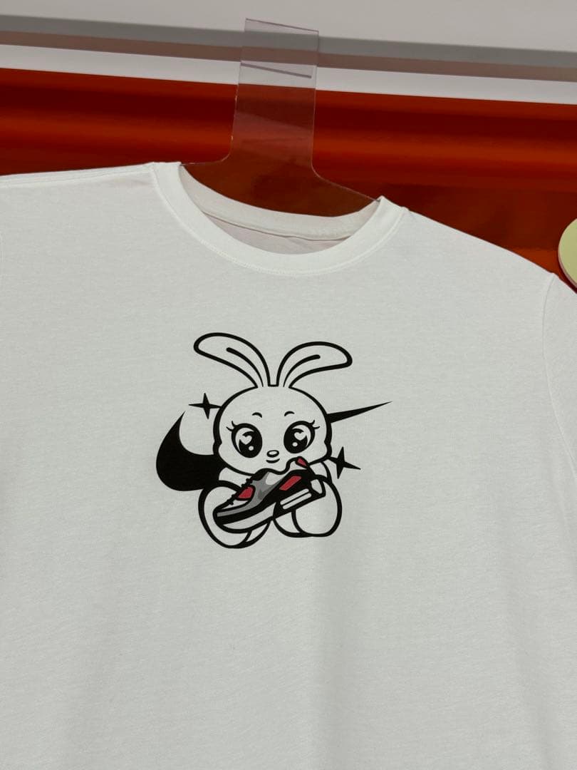 NewJeans x NIKE シンガポール限定Tシャツ - メルカリ