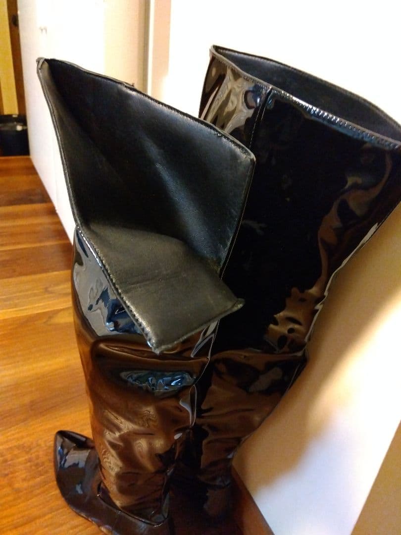 希少品　ユニセックス　エナメル黒のスタイリッシュなニーハイブーツ
