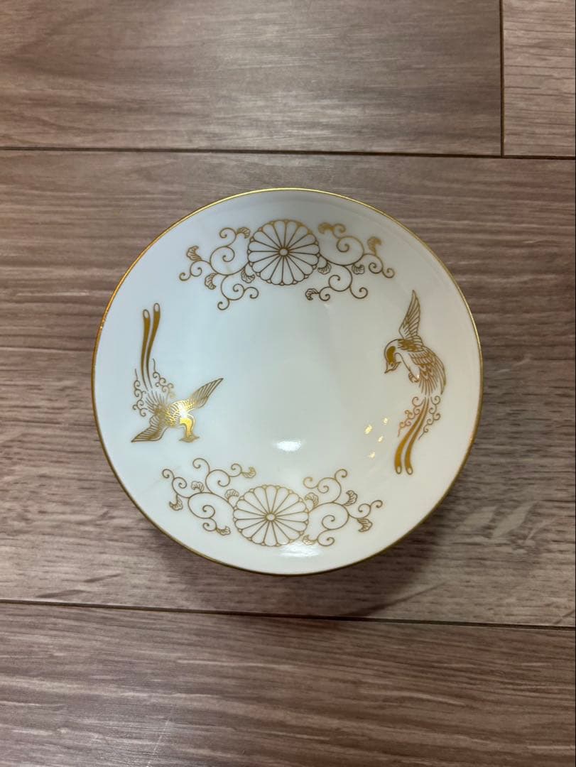 皇室 下賜品 宮中晩餐会 磁器製 菊の御紋 瑞鳥 金絵 酒器 - メルカリ