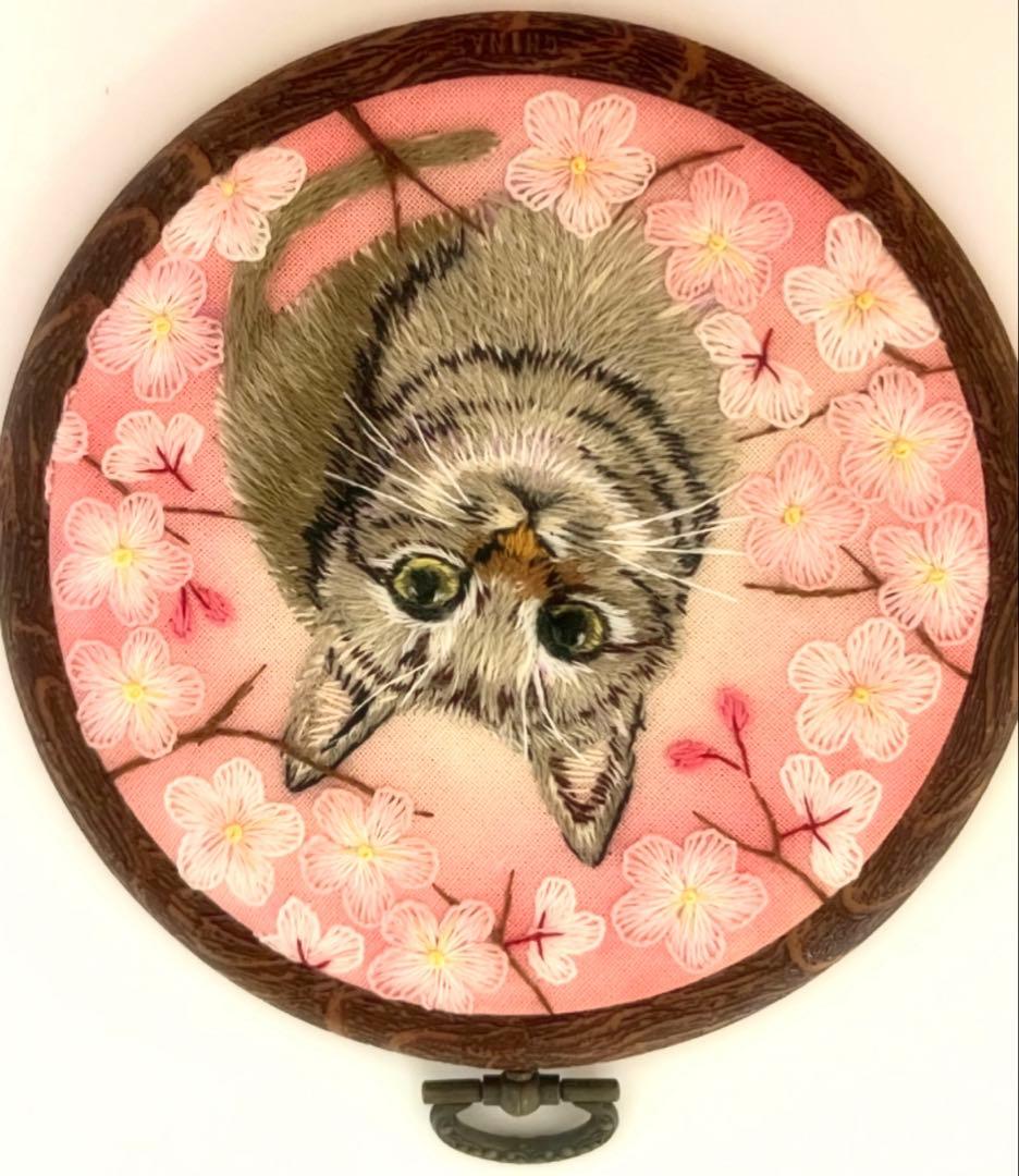 ハンドメイド刺繍フレーム 満開桜とキジトラさん - メルカリ