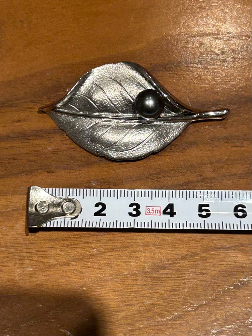 TASAKI PEAPLE リーフ型ブローチ ブラックパール付き - アクセサリー