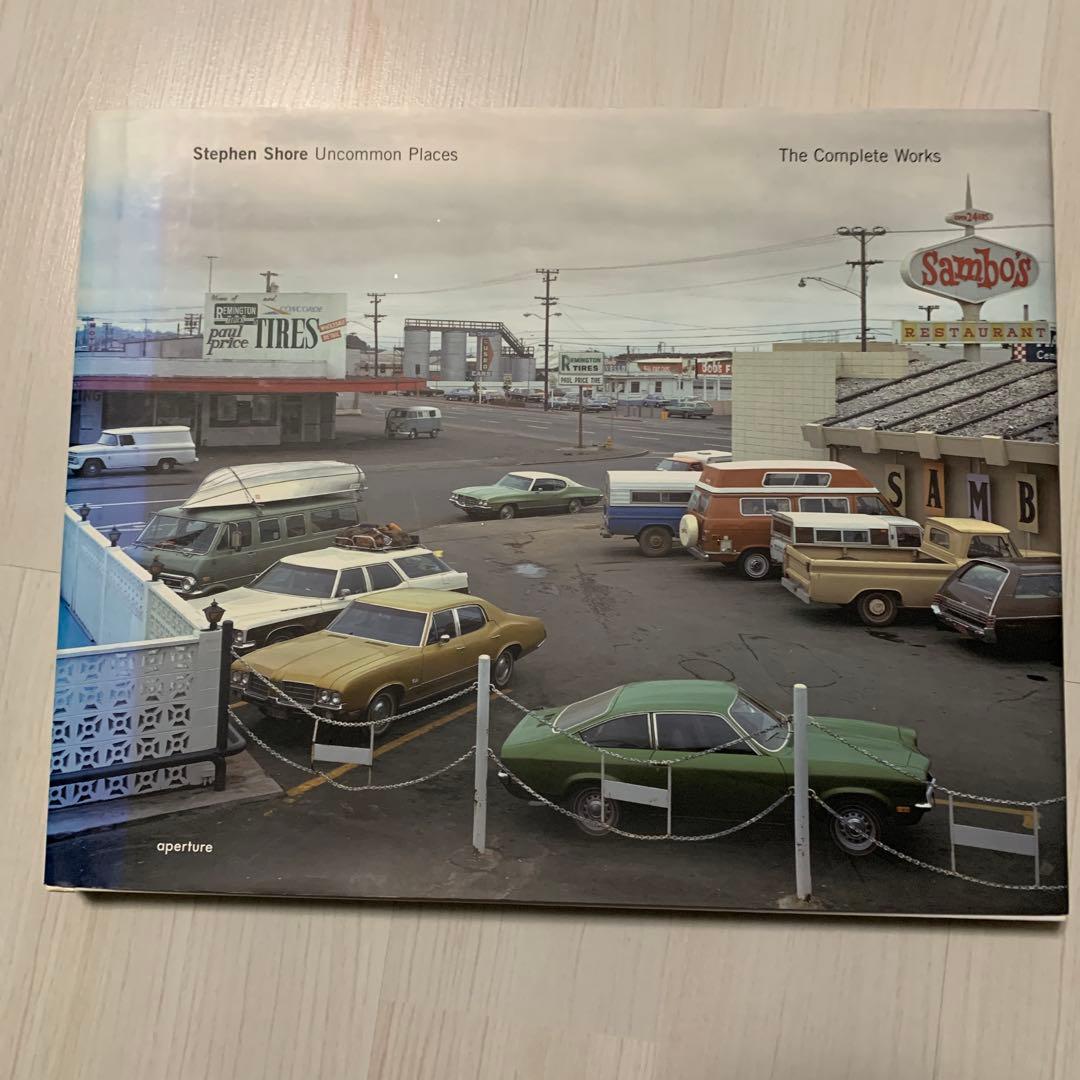 スティーブン・ショアの代表作『Uncommon Places』 Amazon.co.jp: STEPHEN SHORE:UNCOMMON PLACES(H) : SHORE, STEPHEN: 洋書