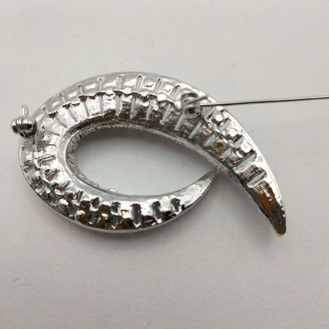 シルバー色クリスタル 曲線デザインブローチ ラインストーン - メルカリ