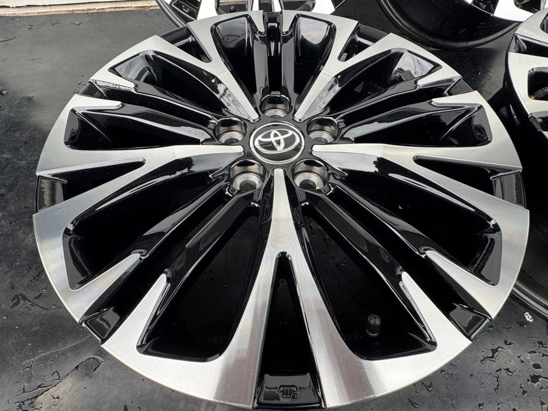 新車外し‼︎ ヤリスクロスZ 純正 18インチホイール センター