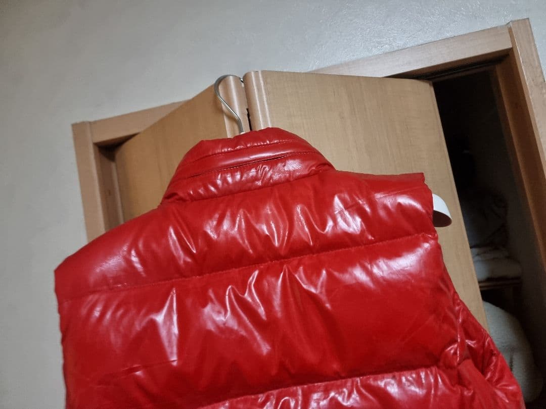 モンクレール ダウンベスト 光沢仕上げ 赤 難あり - メルカリ