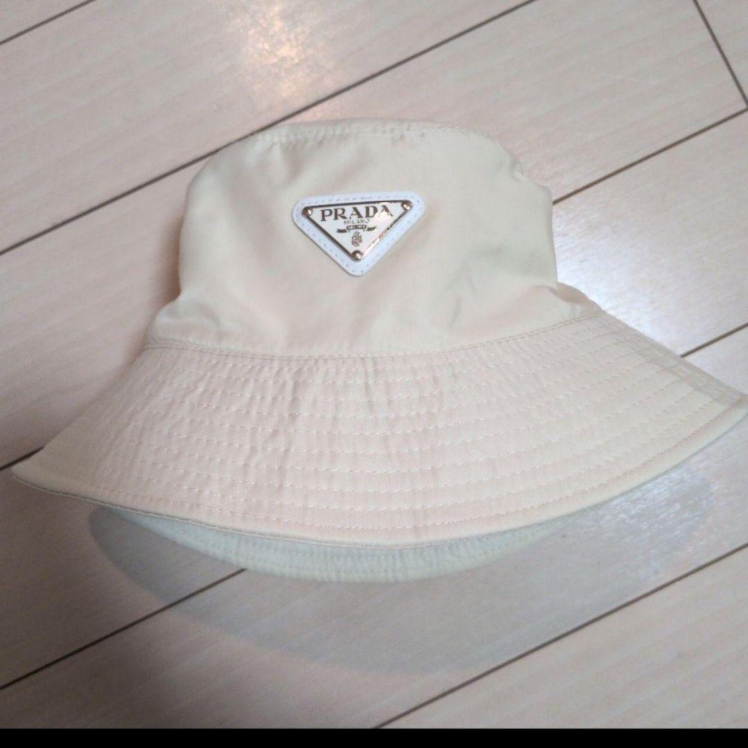 PRADAノベルティホワイトバケットハット - メルカリ