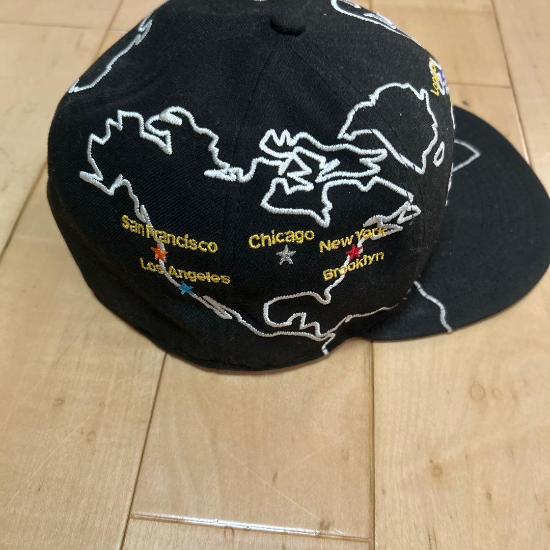 NEWERA Supreme 世界地図刺繍 キャップ 黒 - メルカリ
