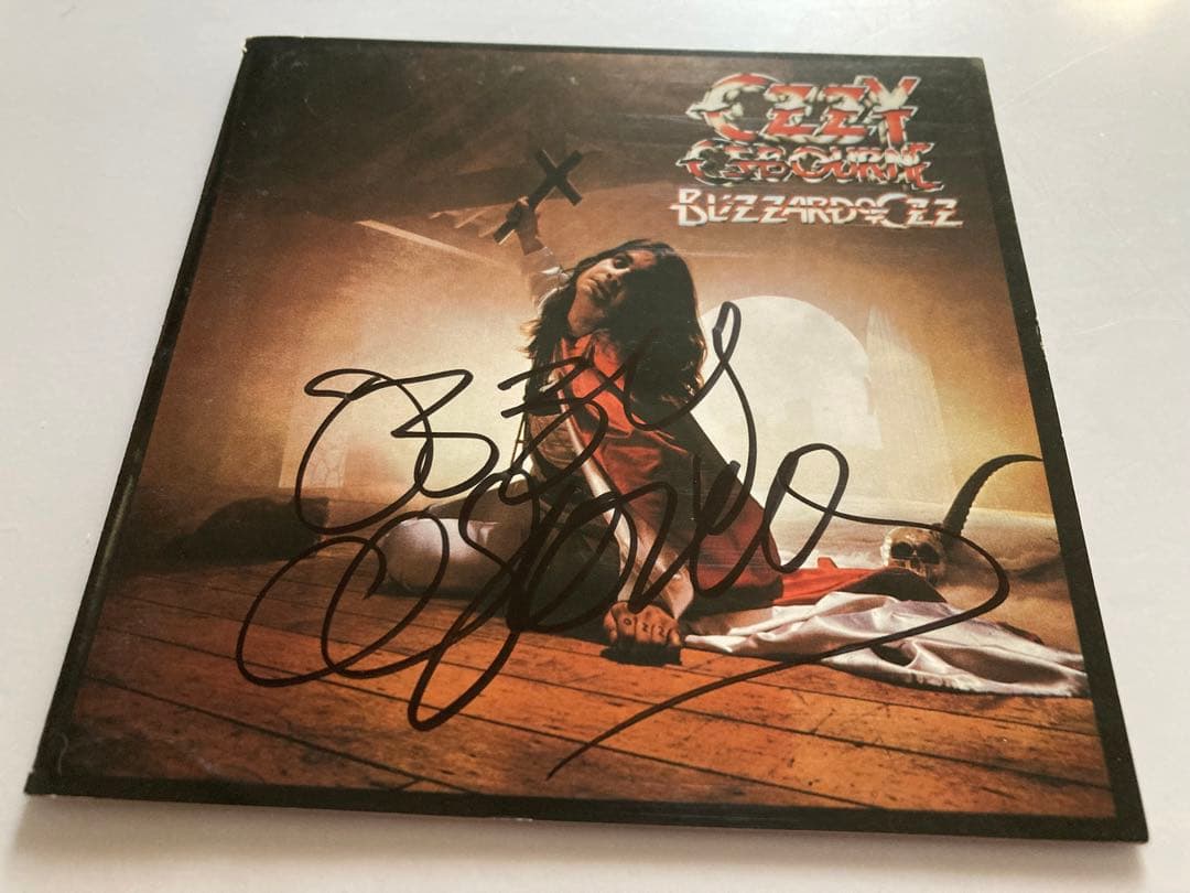 レア オジー・オズボーン 直筆サインCD ozzy osbournde - メルカリ
