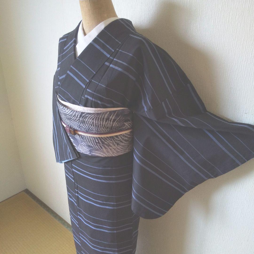 東京きもの英謹製】最高級洗えるお着物・横縞柄・黒くすみ水色・手縫い