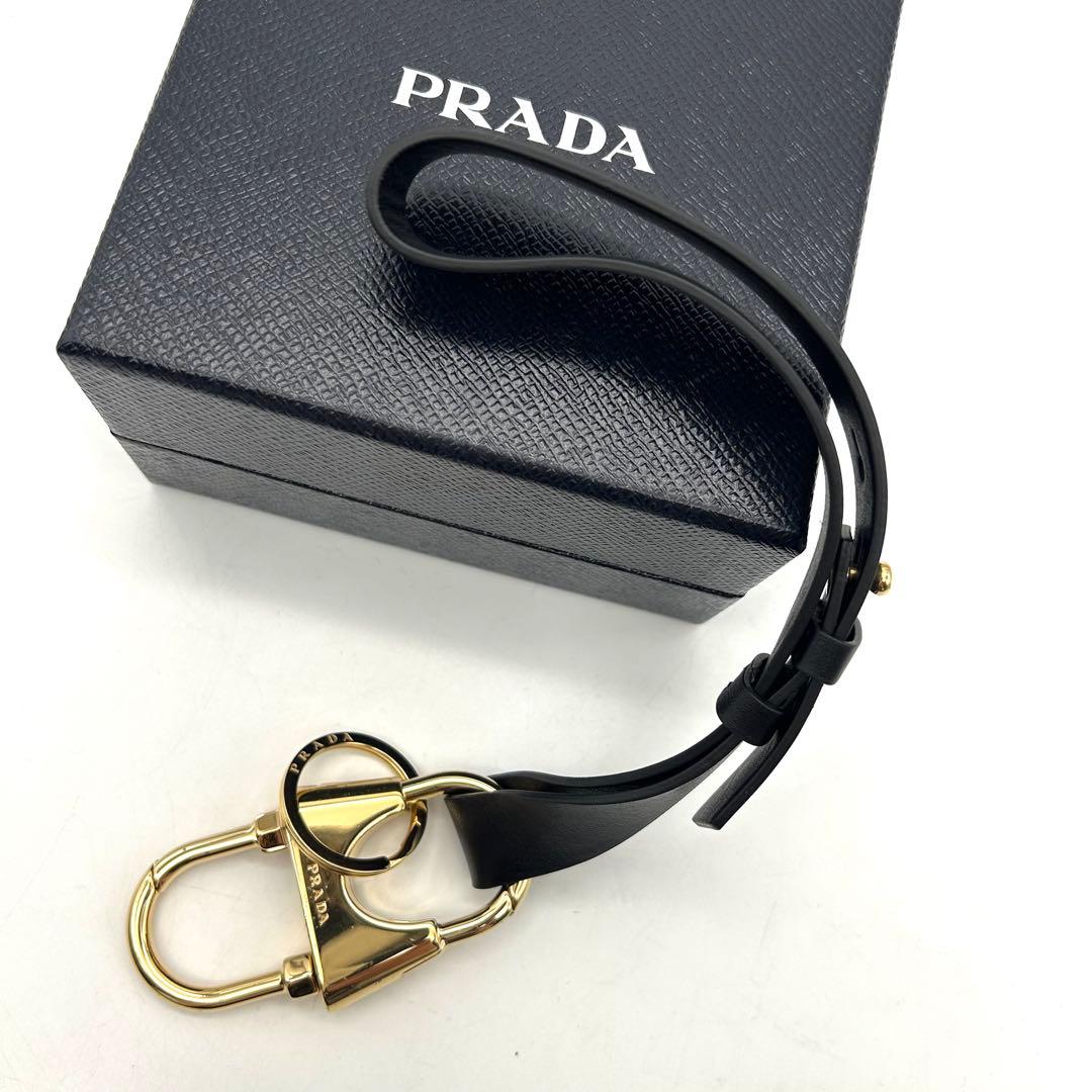 未使用 プラダ キーホルダー キーリング 黒 レザー ロゴ カラビナ