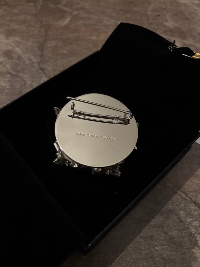 美品】DRIES VAN NOTEN ブローチ AW22 - メルカリ