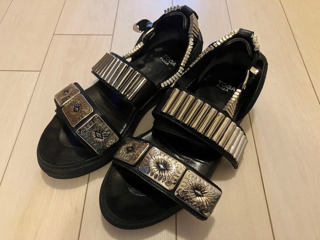 TOGA PULLA トーガ メタルサンダル コンチョ 38サイズ 黒 ブラック TOGA PULLA（トーガ プルラ） トーガ プルラ サボ サンダル Eyelet