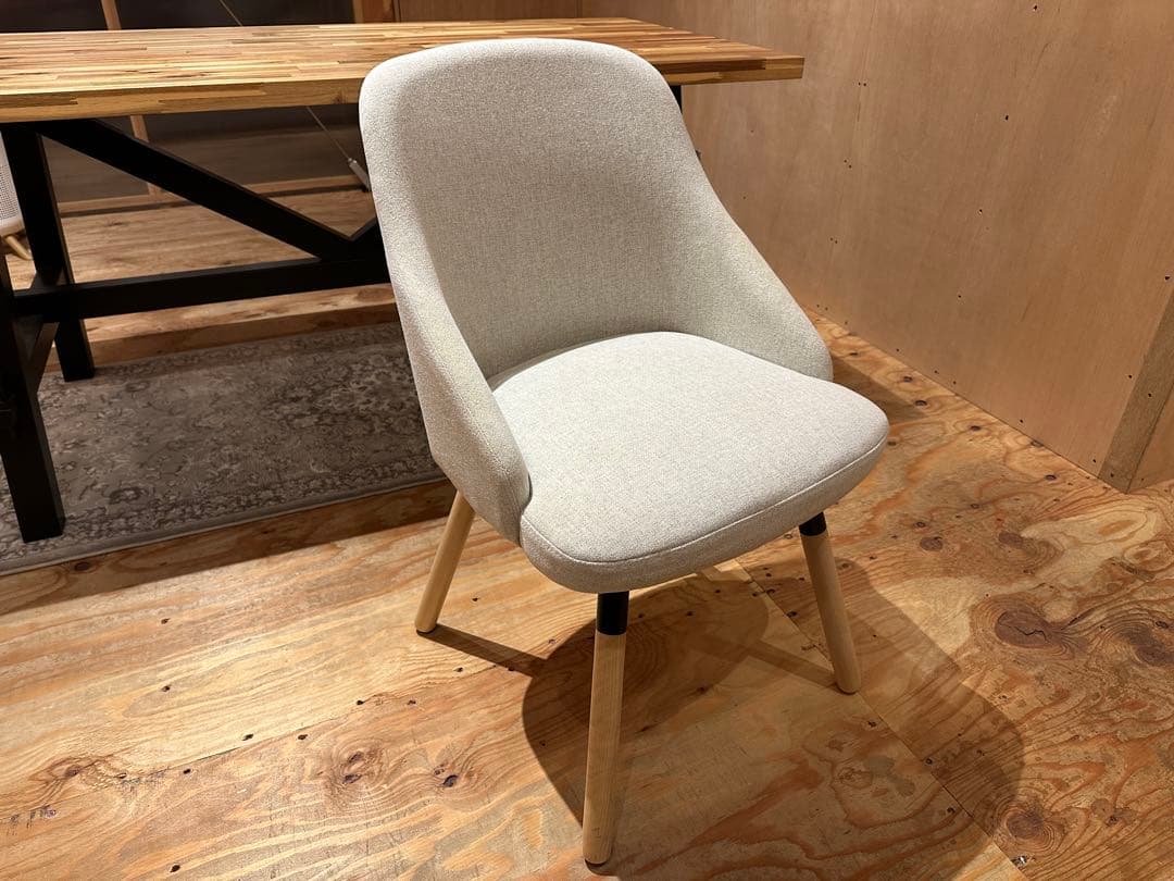 IKEA JANOLOF ヤンオロフ 回転ダイニングチェア ベージュ - メルカリ