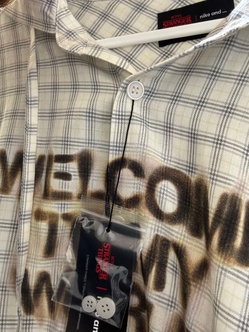 ニコアンド STRANGER THINGS コラボ チェックフードシャツ 本