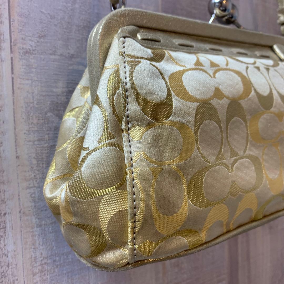 コーチ ゴールド ロゴ入り がま口ハンドバッグ 和装にもおすすめ