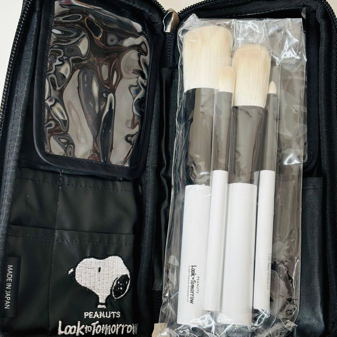 白鳳堂コラボスヌーピー化粧筆・ポーチ 白鳳堂製メイクブラシとPEANUTSの仲間たちが描かれたはなやかなポーチ