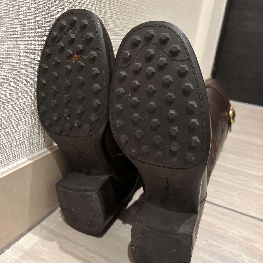 フェラガモ」 ダークブラウンロングブーツ 購入時の箱、靴収納袋付き