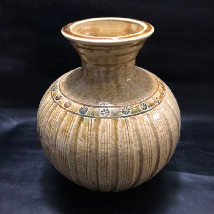 究極の美◼️蔵からかなり美しい大きな壺、壷が出てきました。花道具