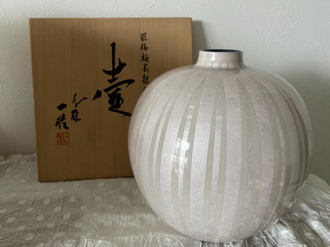 淡桜釉裏銀彩壷　中田一於 中田 一於 作『淡桜釉裏銀彩花文 壺』 買取価格相場｜骨董品買取 緑和堂