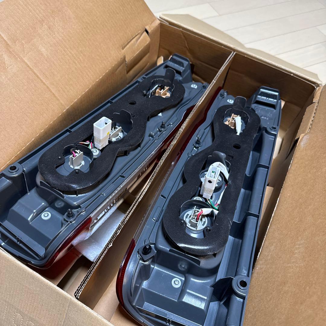 200系ハイエース 寒冷地仕様純正テールランプ 新車外し カプラー