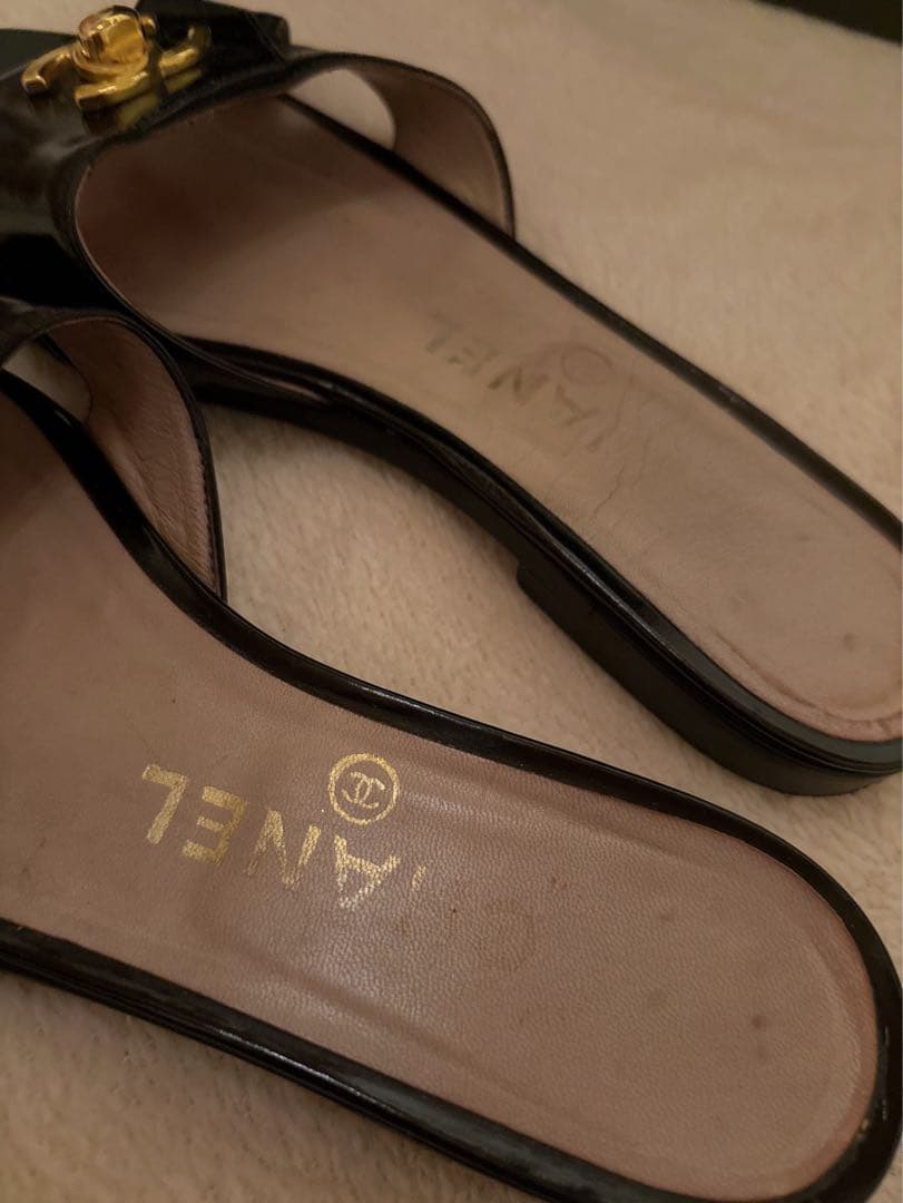 CHANEL ターンロックブラックレザーサンダル ゴールドロゴ36 - メルカリ