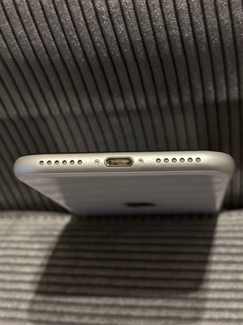 Apple iPhone SE (第2世代) ホワイト 本体 ジャンク品 - メルカリ