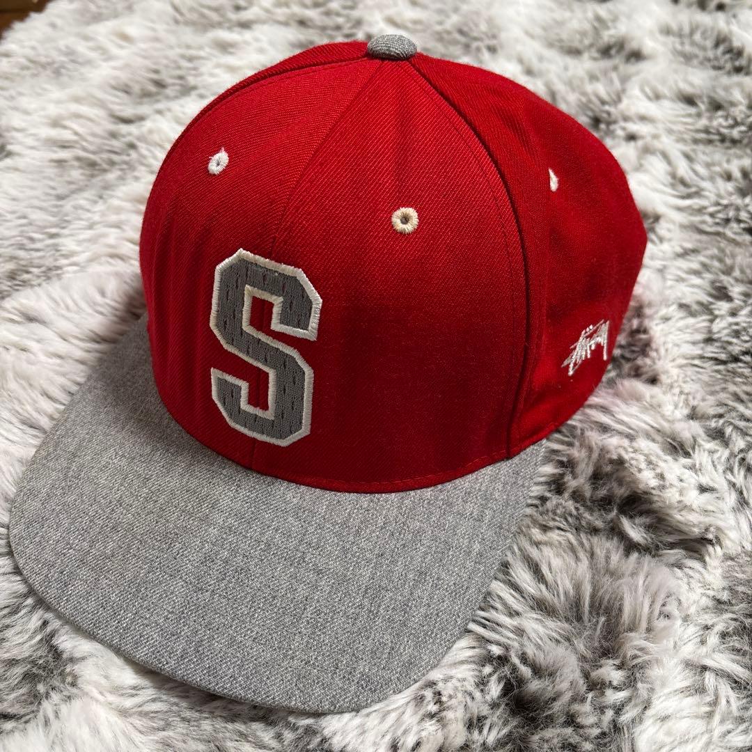 よ*る様 90s Stussy Sロゴ 赤グレー ベースボールキャップ - メルカリ