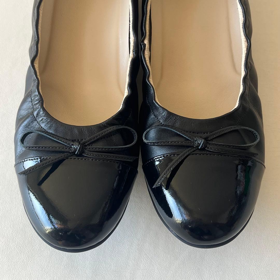 【新品】pedala アシックス　フラットシューズ リボン　黒　23.5cm