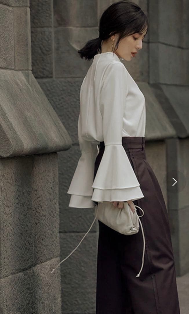 新 デザインファッション - anuansアニュアンスラッフルスリーブブラウス