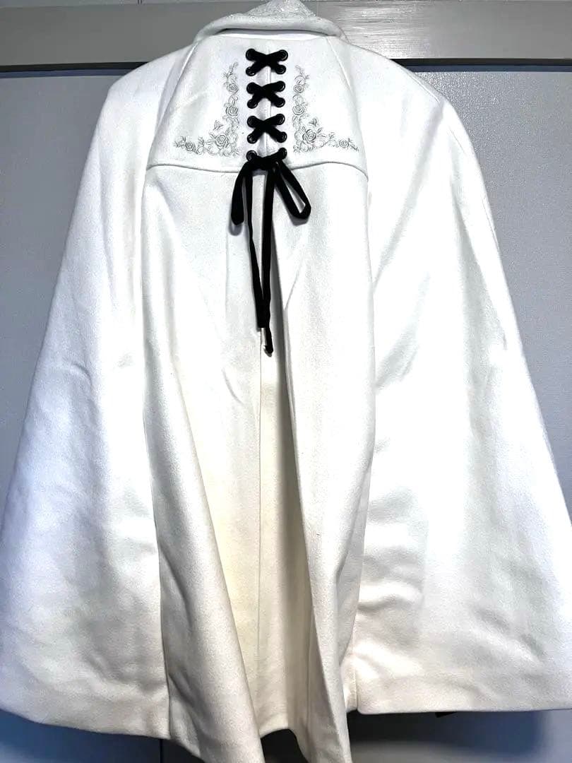 axes femme ダブルボタンケープコート 白 - メルカリ