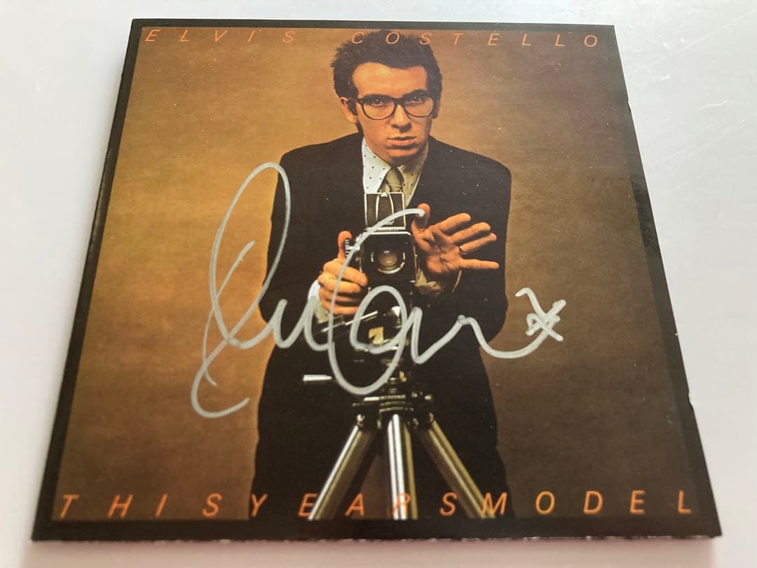 レア エルヴィスコステロ 直筆 サイン CD elvis costello - メルカリ
