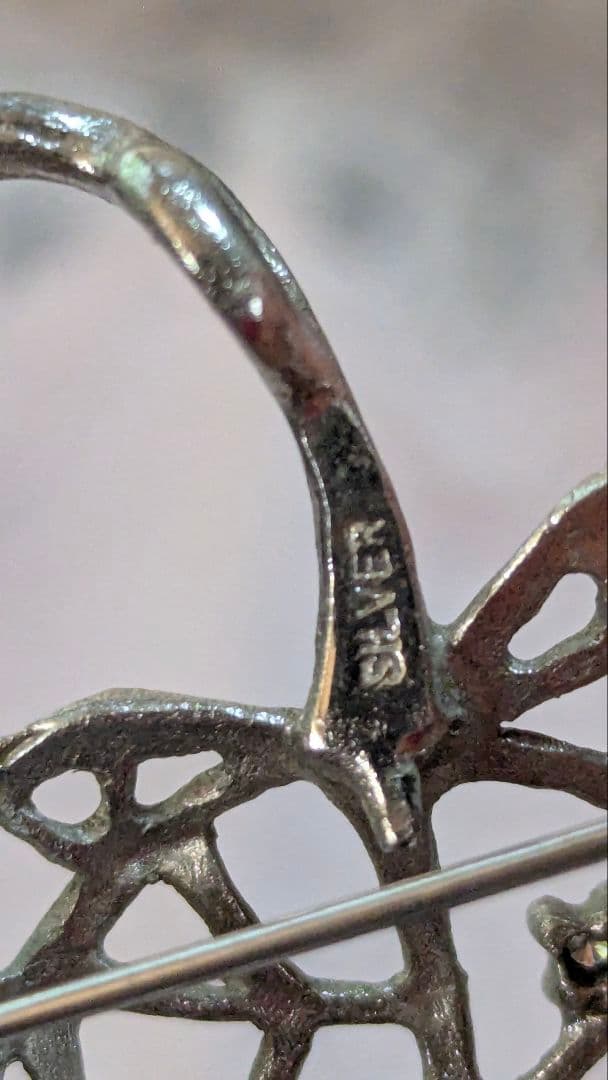 田崎真珠旧刻印ほおずき型透かしメレダイヤ入りデザインブローチ