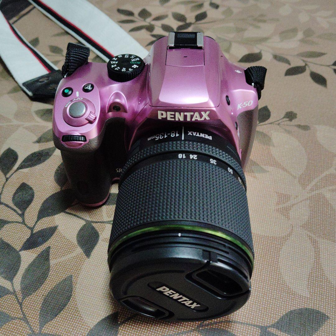 PENTAX K-50 ピンク 18-135mmレンズ付き Amazon.co.jp: RICOH デジタル一眼レフ PENTAX K-50 DA18-135mmWR