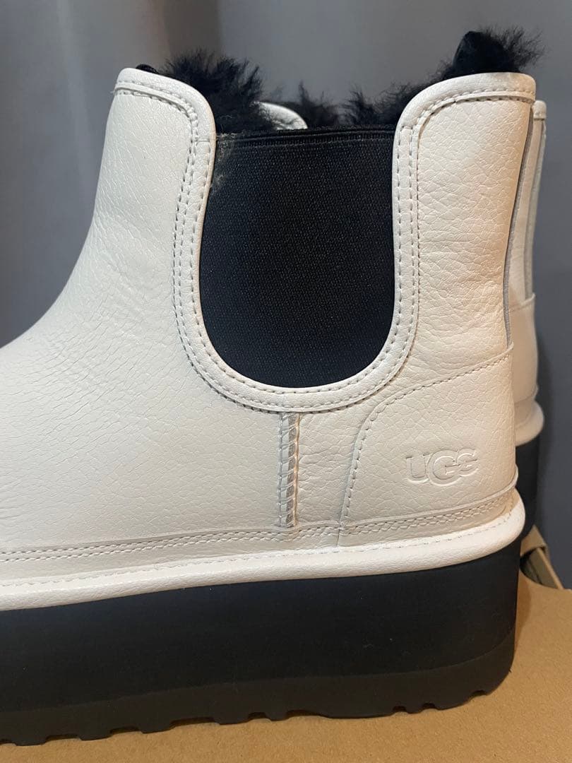 UGG ホワイト 厚底サイドゴアブーツ 8 25センチ