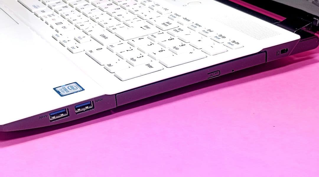 SSD480✨7世代✨8GB✨ブルーレイ✨オフィス✨カメラ付白ノートパソコン