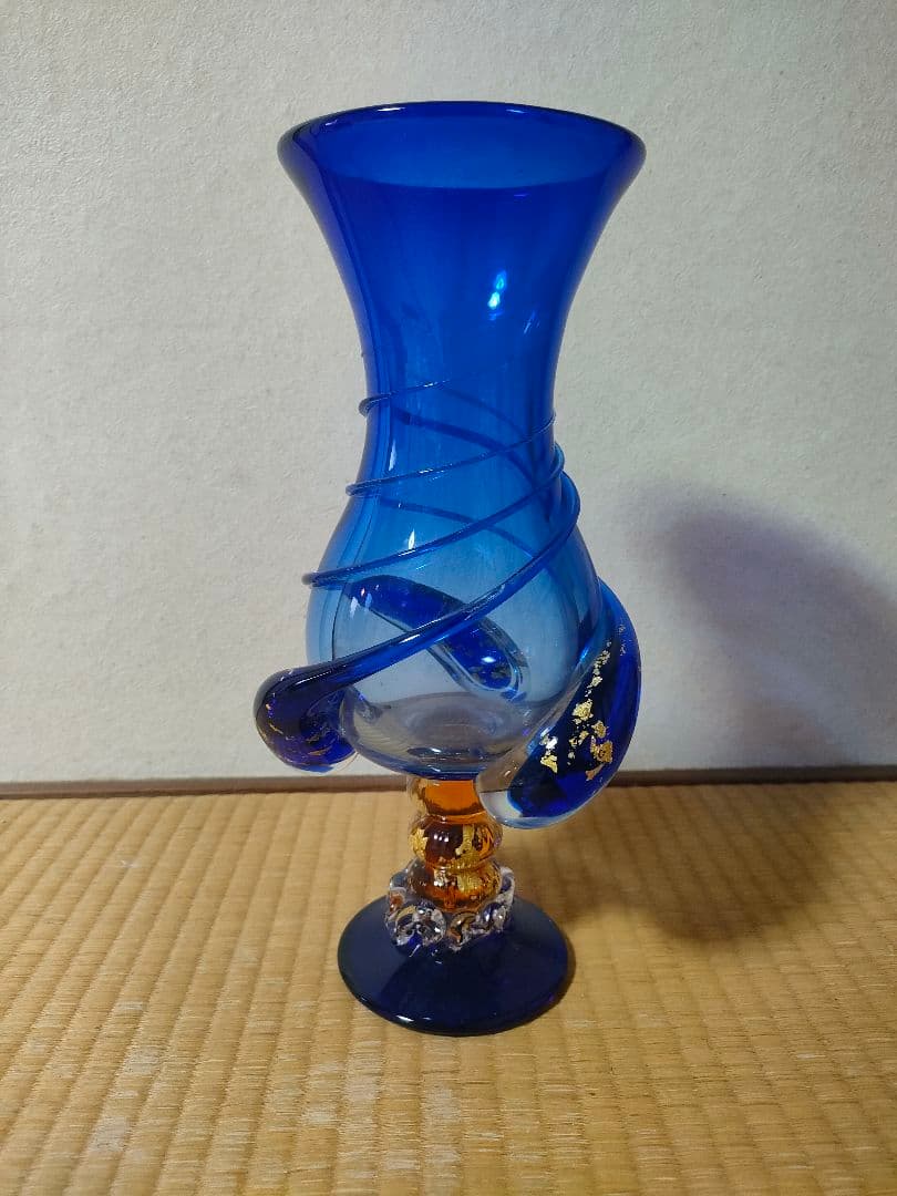 ⭐黒木国昭　サイン入り　青色ガラス 金色装飾　花器⭐　最終値下げしました。 黒木国昭 金彩象嵌 手吹きガラス花器 花瓶など ｜骨董品買取・和楽器
