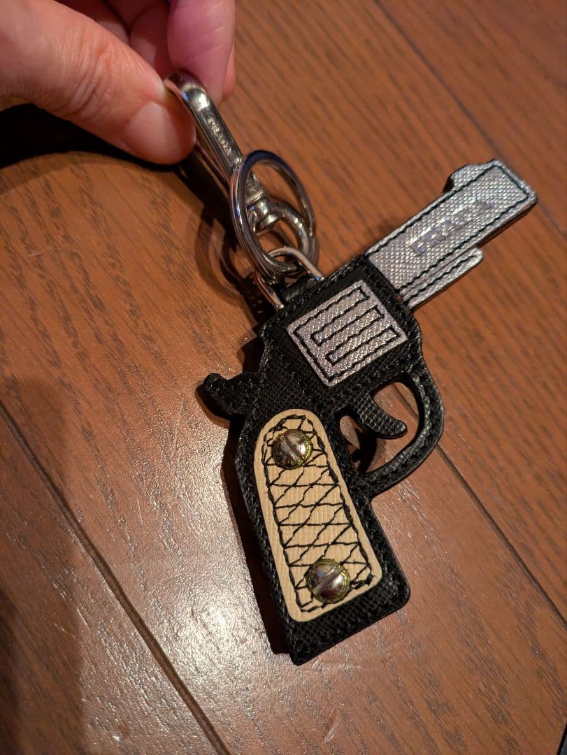 新品 PRADA プラダ 正規店購入 レア物 ピストル キーホルダーの通販は
